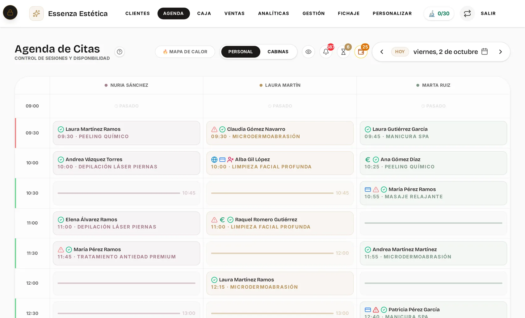 Agenda de un día completo con tres profesionales, citas de colores y huecos libres