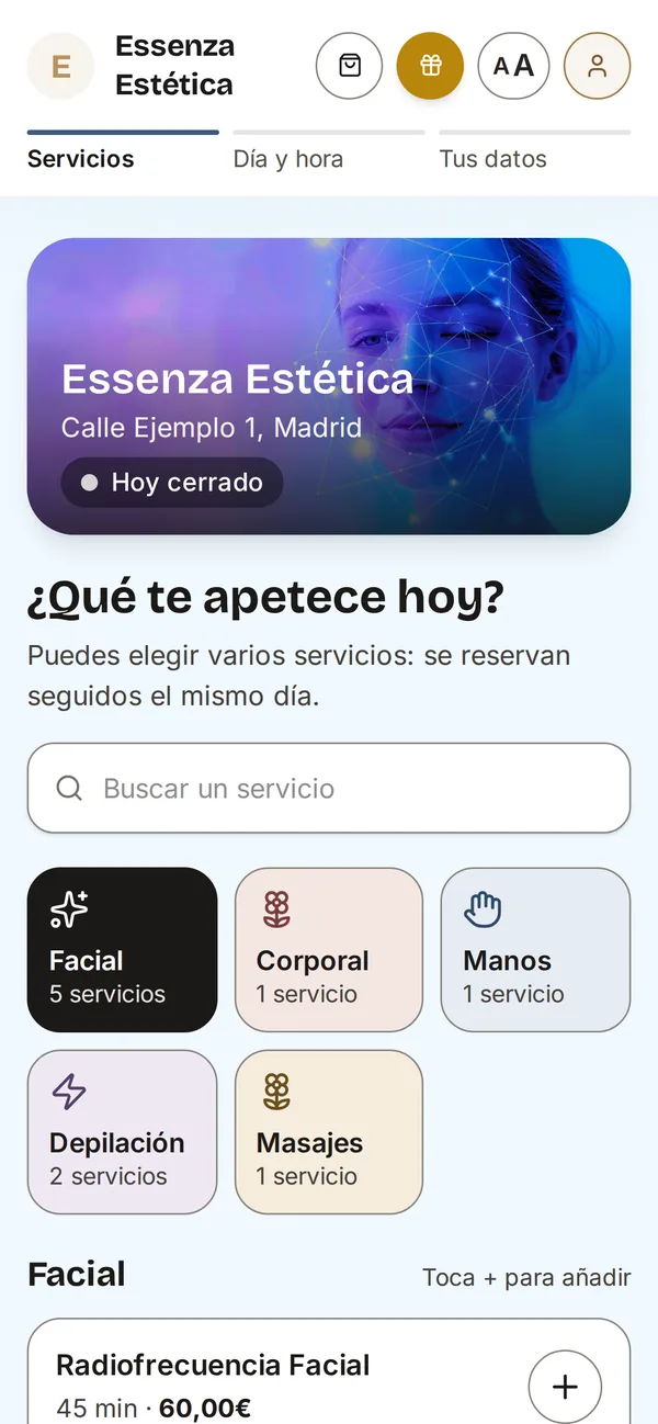 App de reservas de una clienta en el móvil, con el logo y la portada del centro